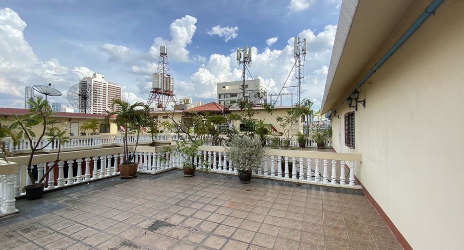 For rent 2 bedrooms apartment in Watthana, Bangkok