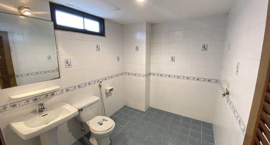 For rent 2 bedrooms apartment in Watthana, Bangkok