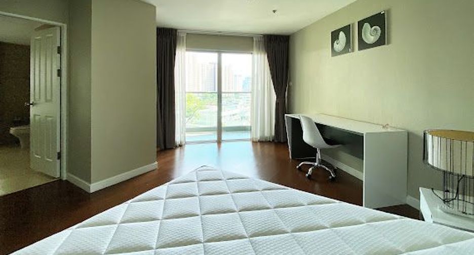 For rent 2 bedrooms condo in Huai Khwang, Bangkok