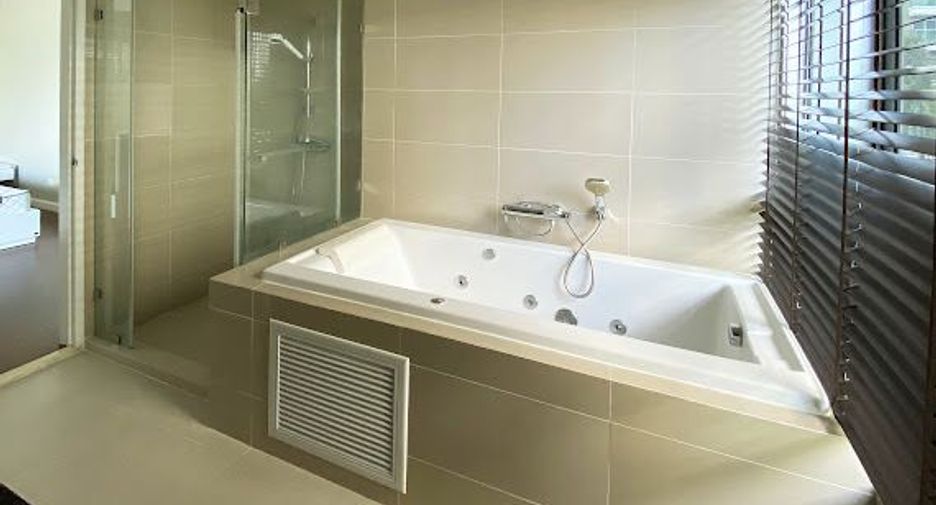 For rent 2 bedrooms condo in Huai Khwang, Bangkok