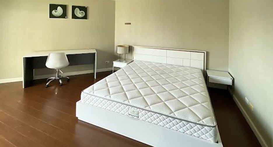 For rent 2 bedrooms condo in Huai Khwang, Bangkok