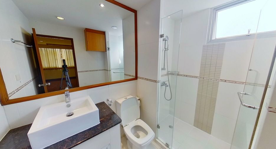 For rent 3 bedrooms condo in Khlong Toei, Bangkok