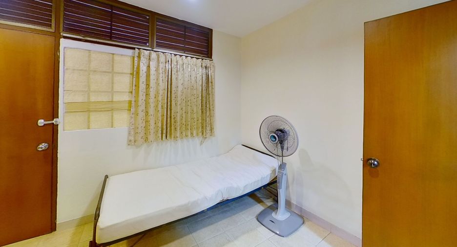 For rent 3 bedrooms condo in Khlong Toei, Bangkok