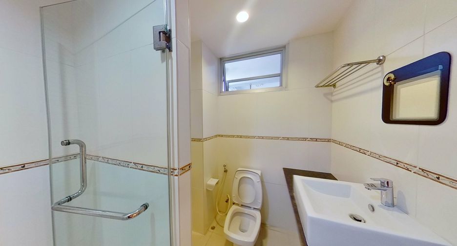 For rent 3 bedrooms condo in Khlong Toei, Bangkok
