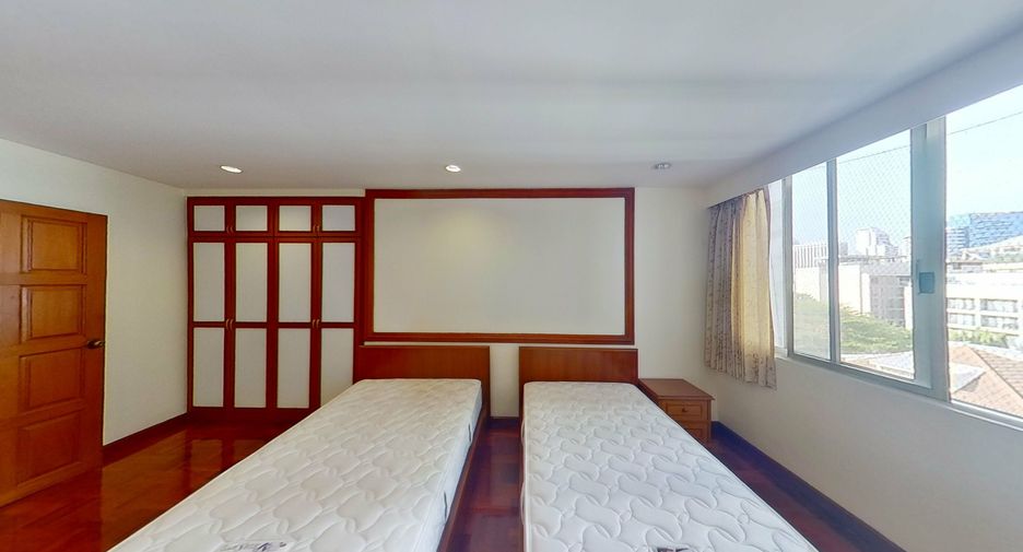 For rent 3 bedrooms condo in Khlong Toei, Bangkok