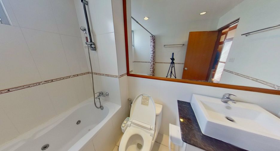 For rent 3 bedrooms condo in Khlong Toei, Bangkok