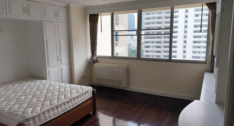 For rent 3 bedrooms condo in Watthana, Bangkok