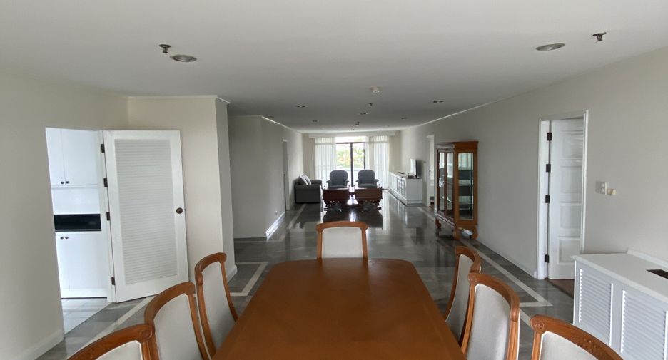 For rent 3 bedrooms apartment in Watthana, Bangkok