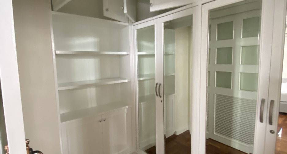For rent 3 bedrooms apartment in Watthana, Bangkok