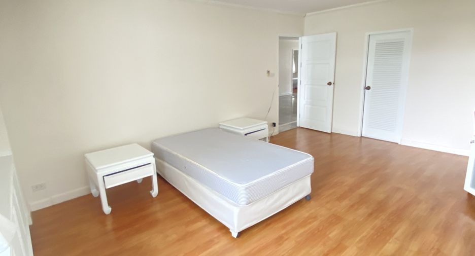 For rent 3 bedrooms apartment in Watthana, Bangkok