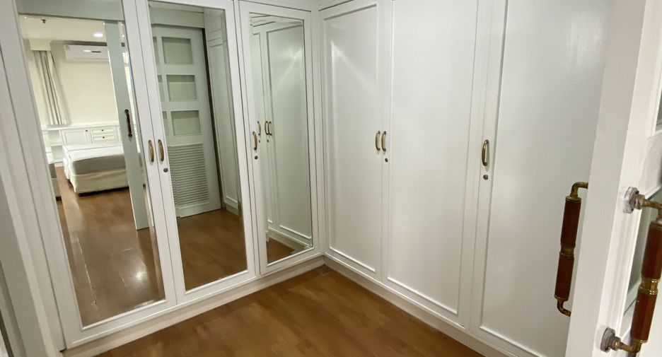 For rent 3 bedrooms apartment in Watthana, Bangkok