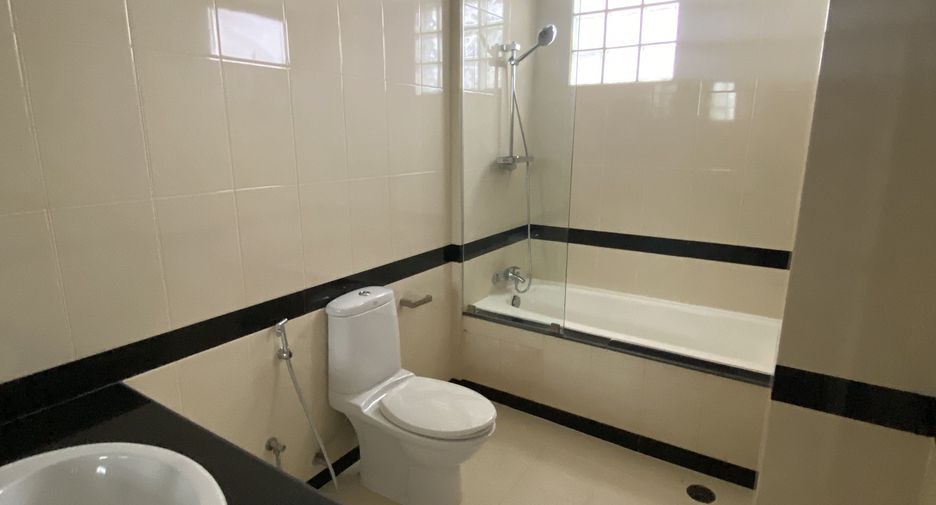 For rent 3 bedrooms apartment in Watthana, Bangkok