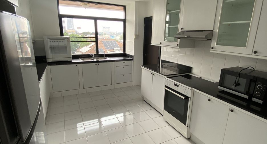 For rent 3 bedrooms apartment in Watthana, Bangkok