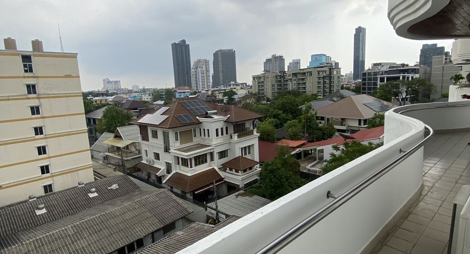 For rent 3 bedrooms apartment in Watthana, Bangkok