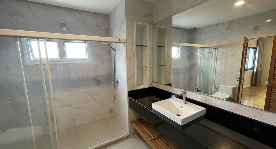 For rent 4 bedrooms apartment in Watthana, Bangkok