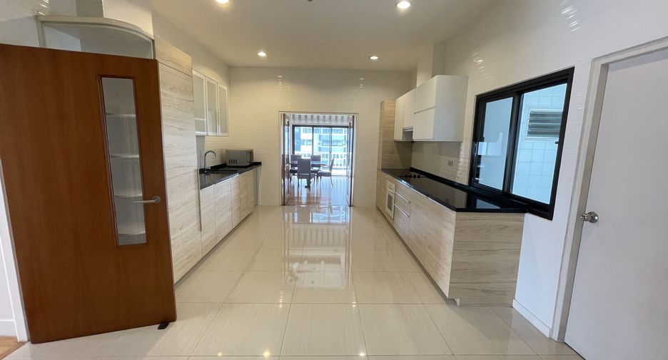 For rent 4 bedrooms apartment in Watthana, Bangkok