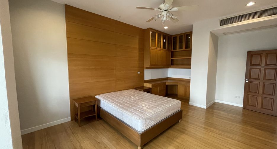 For rent 4 bedrooms apartment in Watthana, Bangkok