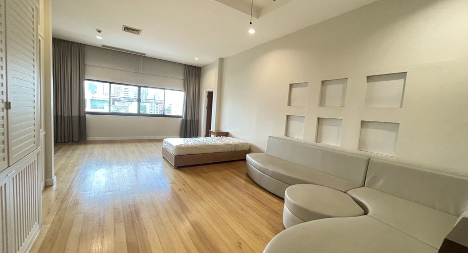 For rent 4 bedrooms apartment in Watthana, Bangkok