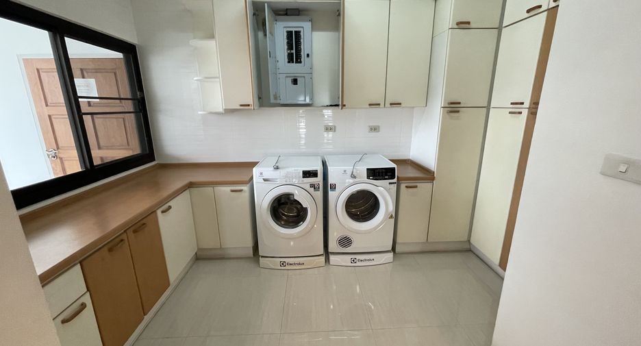 For rent 4 bedrooms apartment in Watthana, Bangkok