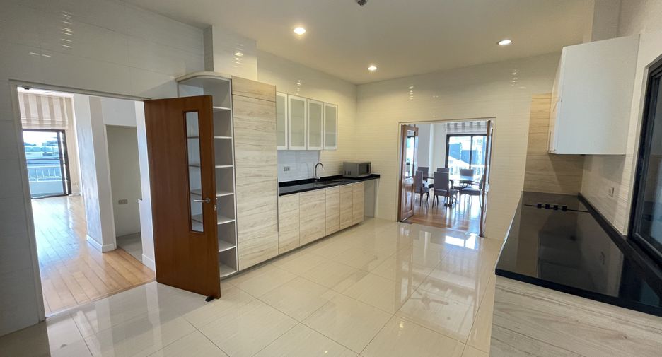 For rent 4 bedrooms apartment in Watthana, Bangkok