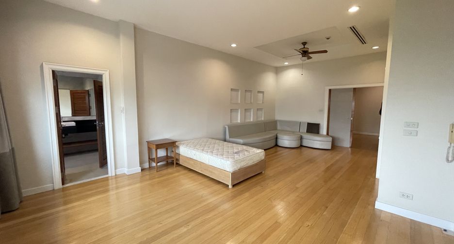 For rent 4 bedrooms apartment in Watthana, Bangkok