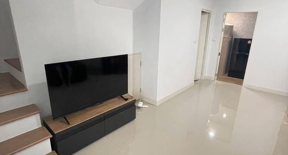 Casa adosada en alquiler de 3 habitaciones en Bang Phli, Samut Prakan