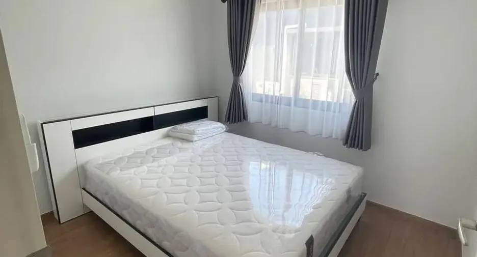 Casa adosada en alquiler de 3 habitaciones en Bang Phli, Samut Prakan