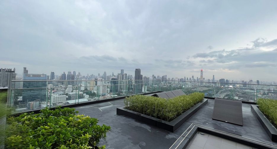 For rent 2 bedrooms condo in Huai Khwang, Bangkok
