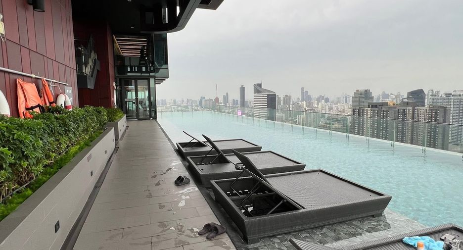 For rent 2 bedrooms condo in Huai Khwang, Bangkok