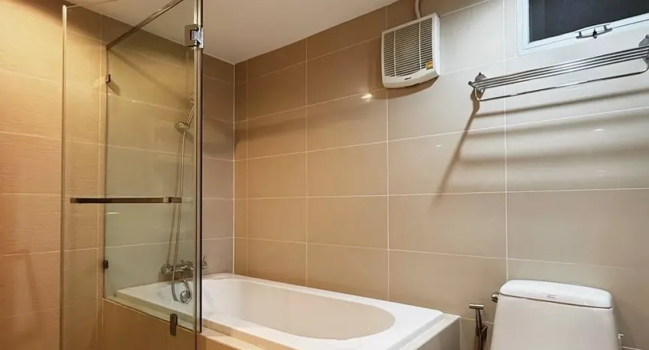 For rent 2 bedrooms condo in Huai Khwang, Bangkok