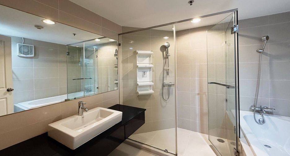 For rent 2 bedrooms condo in Huai Khwang, Bangkok