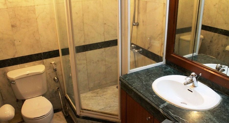 For rent 2 bedrooms condo in Pathum Wan, Bangkok