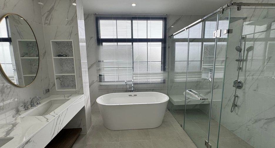 For rent 5 bedrooms house in Bang Kapi, Bangkok