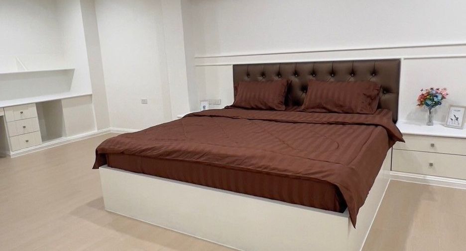For rent 3 ベッドルーム apartment in Khlong Toei, Bangkok