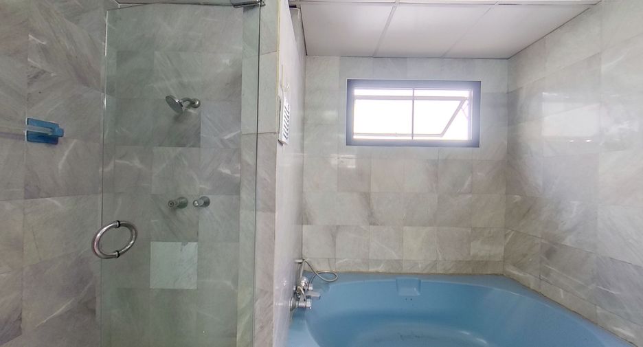For rent 5 bedrooms house in Watthana, Bangkok