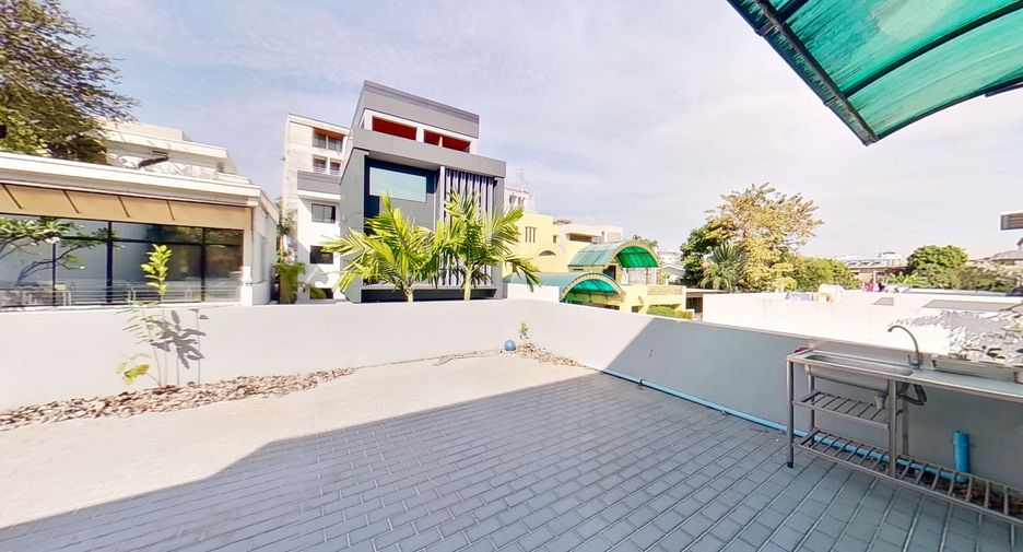 For rent 5 bedrooms house in Watthana, Bangkok