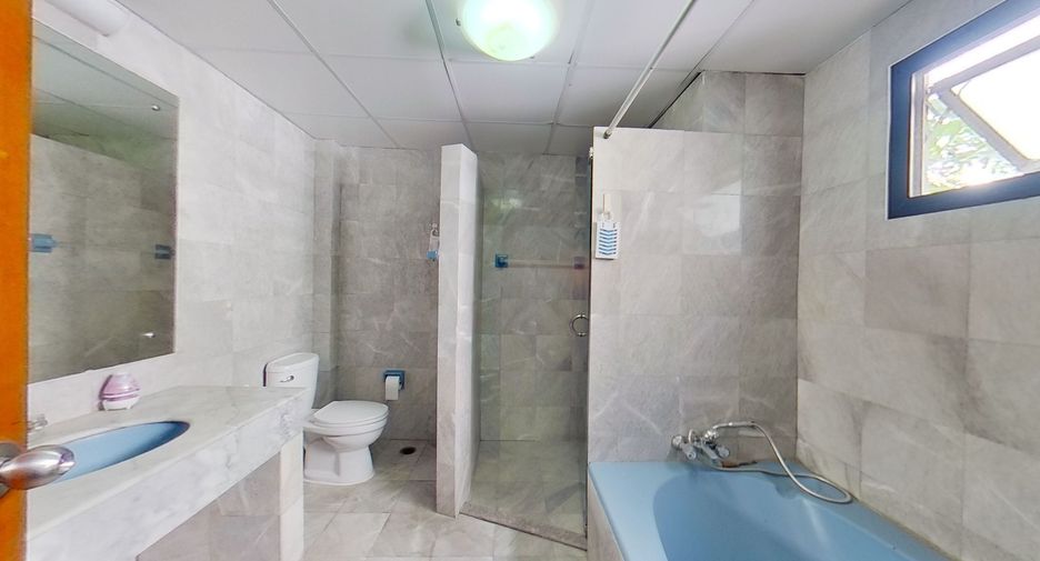 For rent 5 bedrooms house in Watthana, Bangkok
