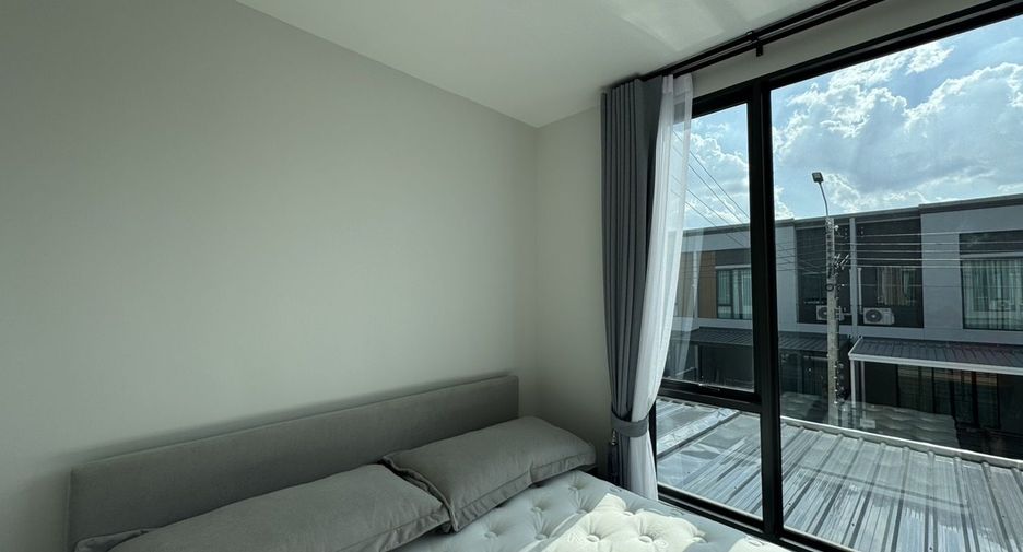 For rent 3 bedrooms townhouse in Bang Phli, Samut Prakan