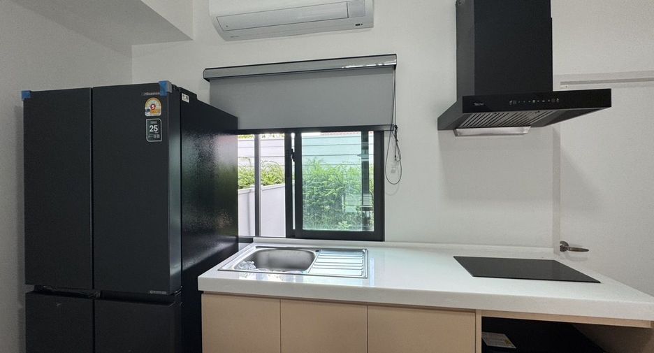 For rent 3 bedrooms townhouse in Bang Phli, Samut Prakan