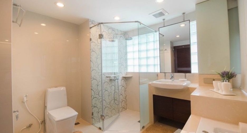 For rent 3 bedrooms condo in Khlong Toei, Bangkok