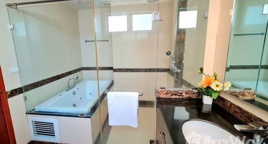 Condo en alquiler de 3 habitaciones en Watthana, Bangkok