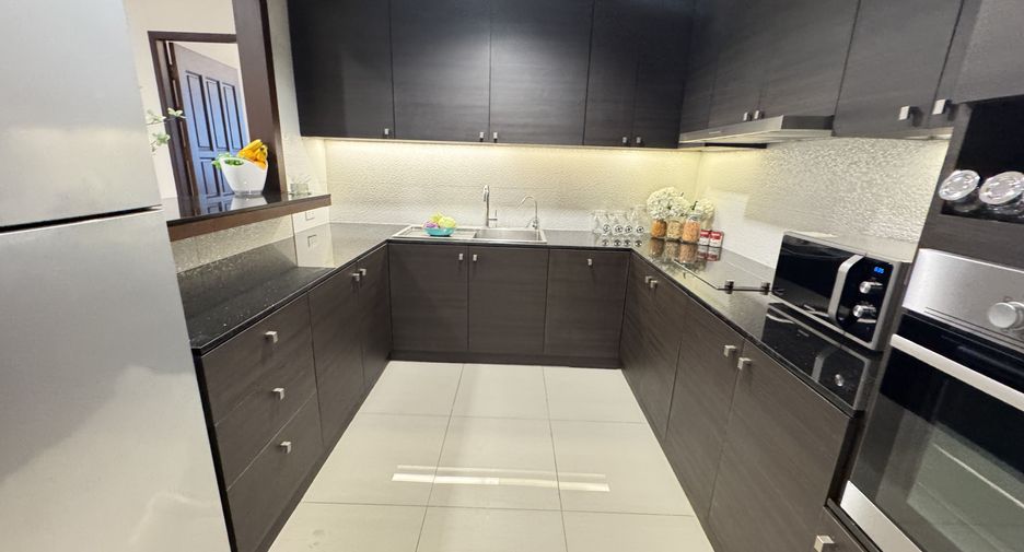 For rent 2 bedrooms apartment in Pathum Wan, Bangkok