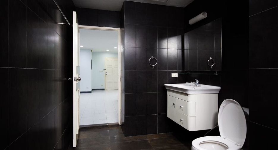 For rent 1 bed condo in Watthana, Bangkok