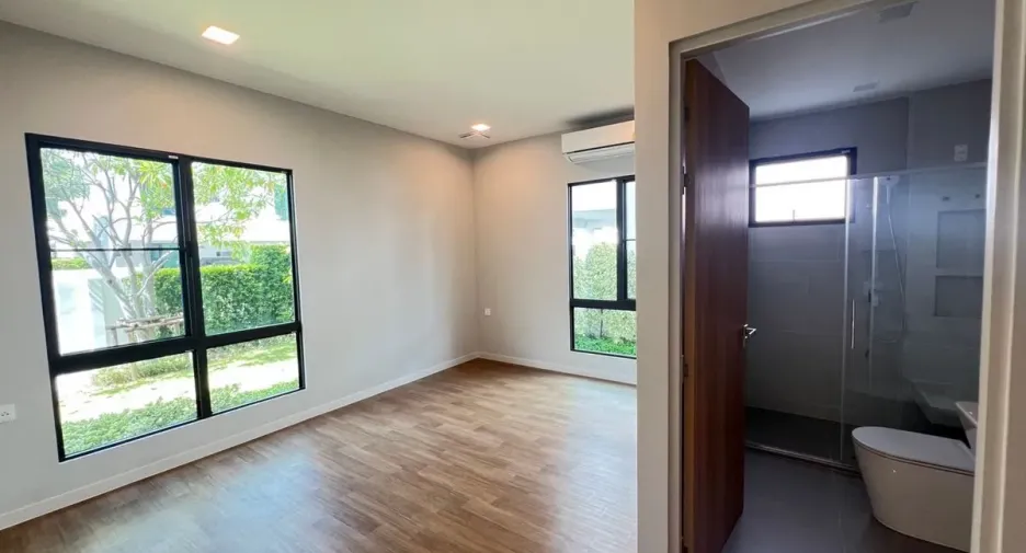 Casa en alquiler de 4 habitaciones en Bang Phli, Samut Prakan