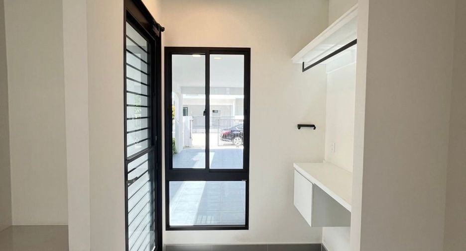 Casa en alquiler de 4 habitaciones en Bang Phli, Samut Prakan