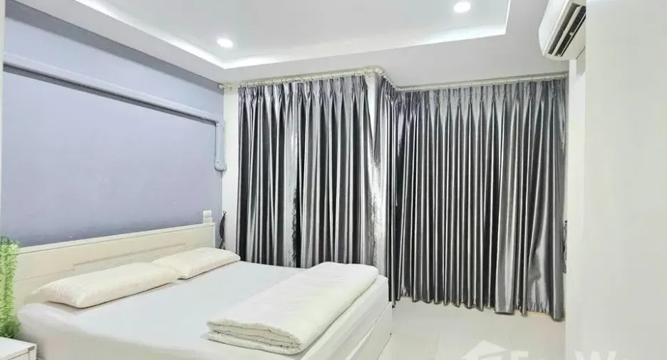 For rent 2 bedrooms condo in Wang Thonglang, Bangkok
