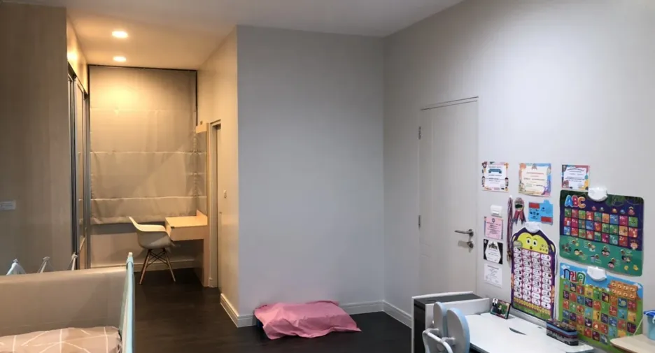 For rent 4 bedrooms house in Bangkok Noi, Bangkok