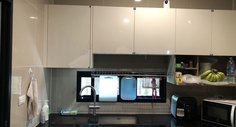 For rent 4 bedrooms house in Bangkok Noi, Bangkok
