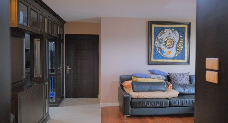 For rent 2 bedrooms condo in Huai Khwang, Bangkok