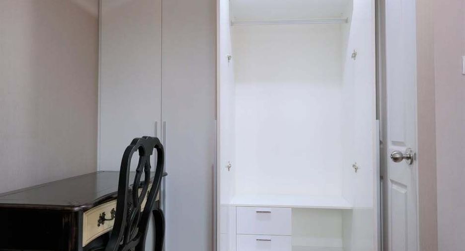 For rent 2 bedrooms condo in Huai Khwang, Bangkok